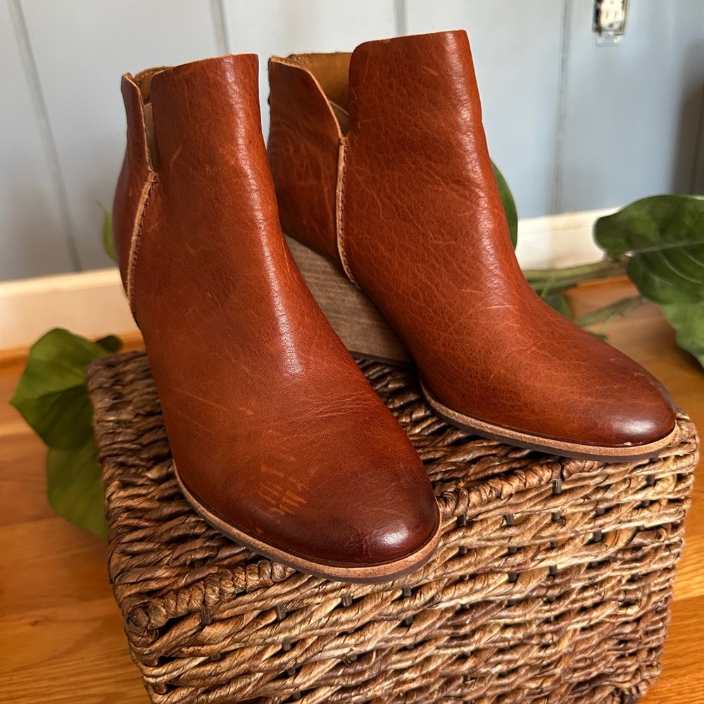Kork-Ease Tan/Brown Leather Ankle Booties size 9